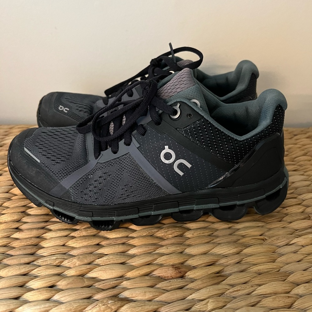 On Cloud Sneakers Size 5